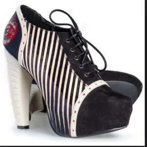 TOO FAST FREAKSHOW BLACK WHITE SPINE HEEL